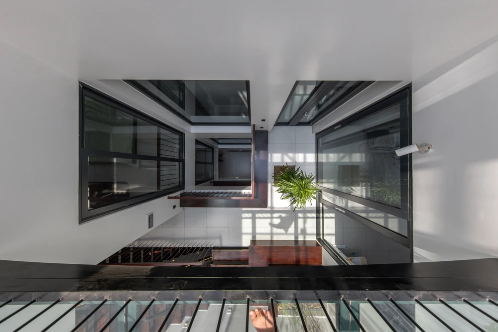 Từ đó tạo ra nhiều không gian ngoài trời ở các cao độ khác nhau và tăng hiệu quả thông gió, chiếu sáng tự nhiên.