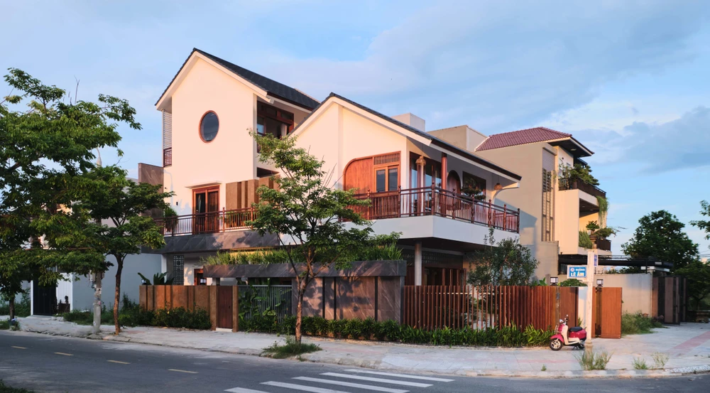 NI Villa có diện tích 332 m2 tọa lạc tại TP Đà Nẵng, do kiến trúc sư AN NAM Design and Build thiết kế.