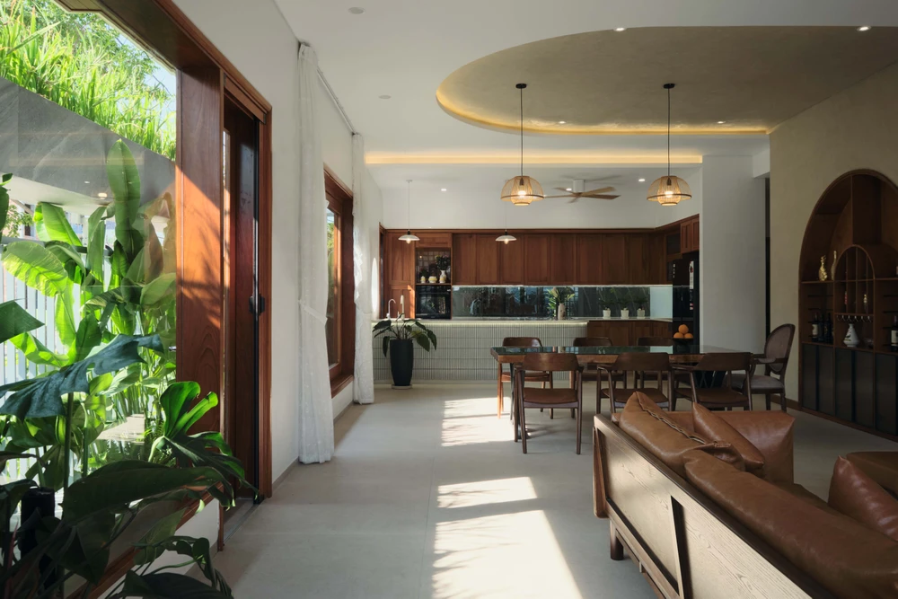 Tầng trệt là không gian liên thông giữa phòng khách, bếp và bàn ăn.