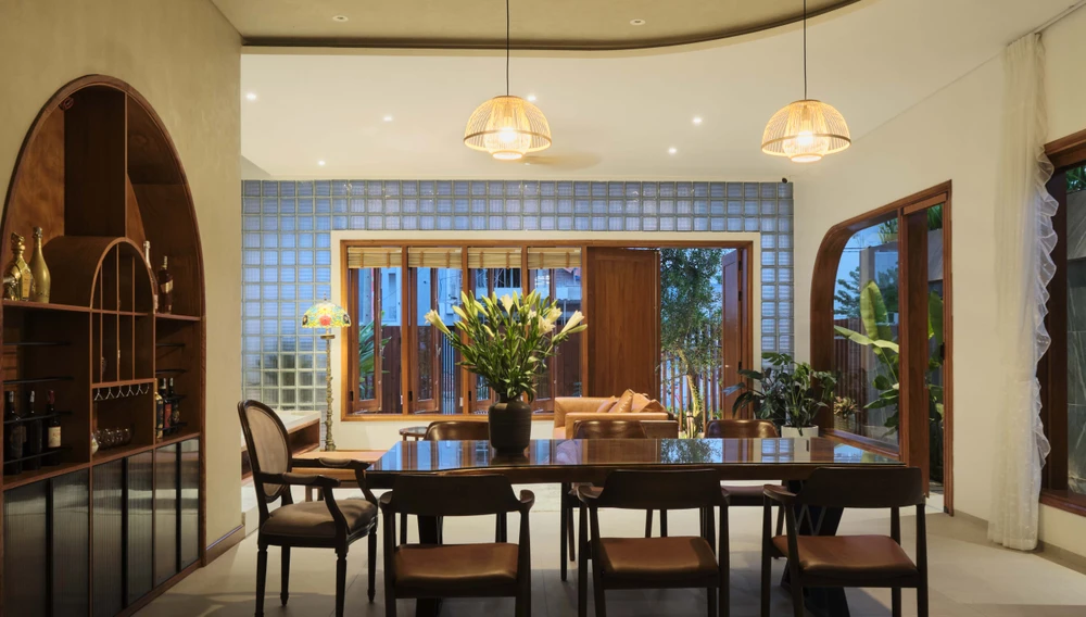 Các cửa sổ lá sách được sử dụng tại công trình.