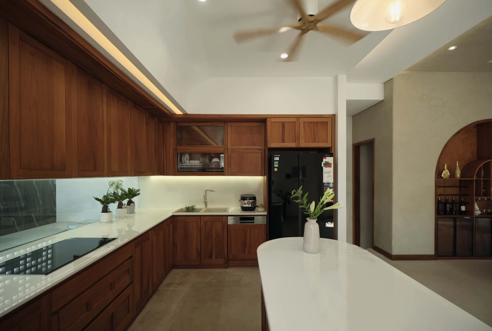 Về nội thất đó là sự hòa quyện giữa màu sắc cùng những vật liệu tự nhiên đã tạo nên một không gian ấm cúng, mộc mạc nhưng vẫn sang trọng và gần gũi.