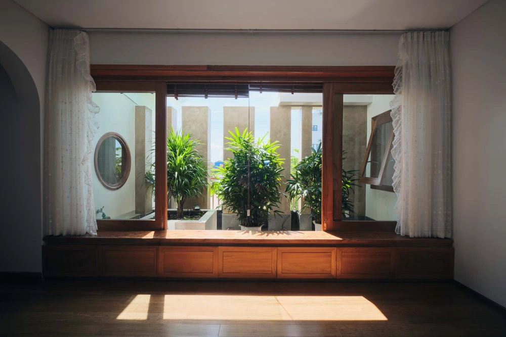 Những khoảng trống đều được lấp đầy bằng cây xanh khiến cho chủ nhà dù ở trong nhà hay bên ngoài đều thấy thoải mái và gần gũi.