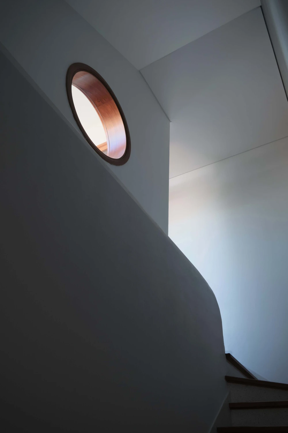 Kiến trúc sư khéo léo tạo những đường bo khiến cho khu vực cầu thang không bị khô cứng.