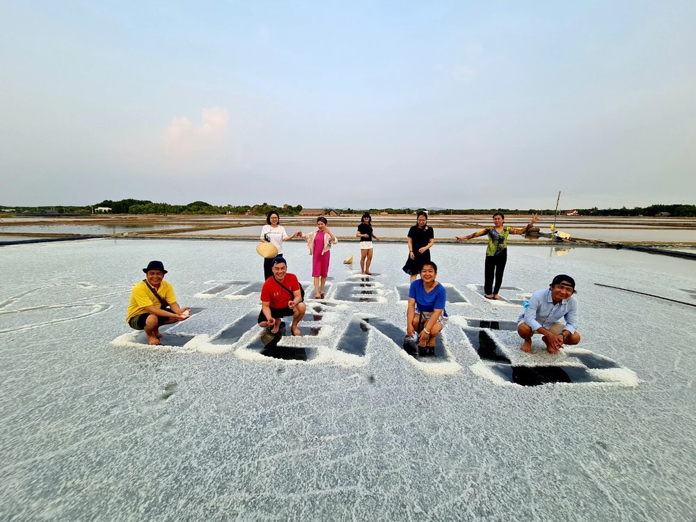 Du khách sẽ trải nghiệm tuyến đường sông Bạch Đằng - Cần Giờ để đến với ấp đảo Thiềng Liềng (huyện Cần Giờ)