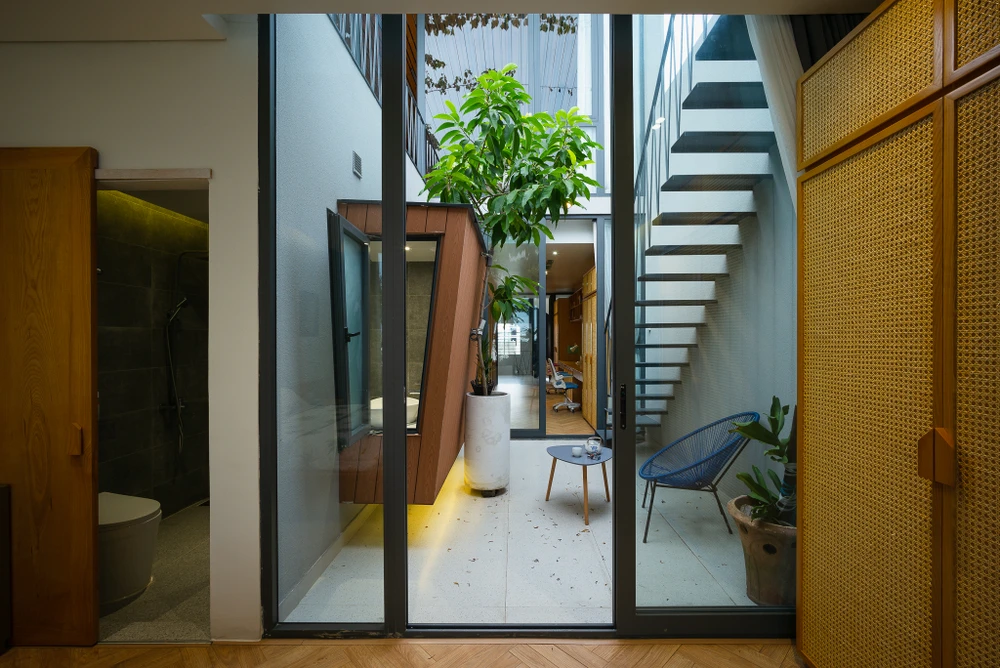 Hai tầng trên là không gian nhà ở, dành cho gia đình gồm hai thế hệ gồm ba, mẹ, con trai và hai em gái.