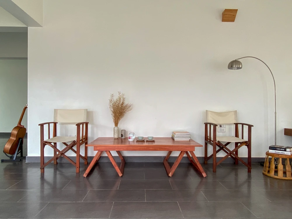 Kiến trúc sư thiết kế hai sân vườn trước và sau và hai khoảng sân trong (giếng trời).