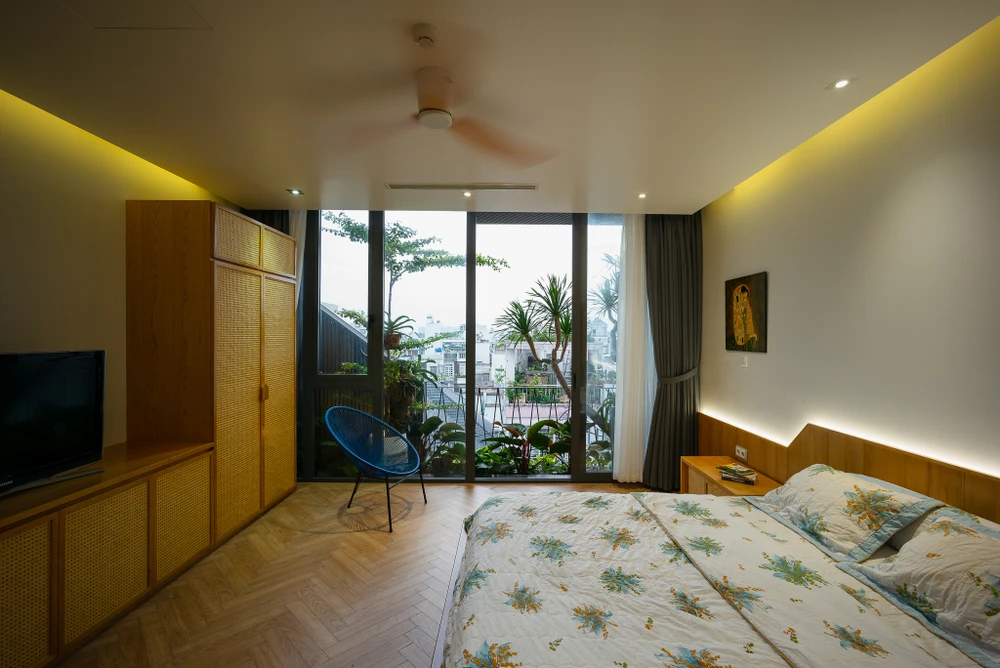 Kiến trúc sư còn tận dụng ban công trồng nhiều cây, tạo cảm giác gần gũi cho không gian phòng ngủ.