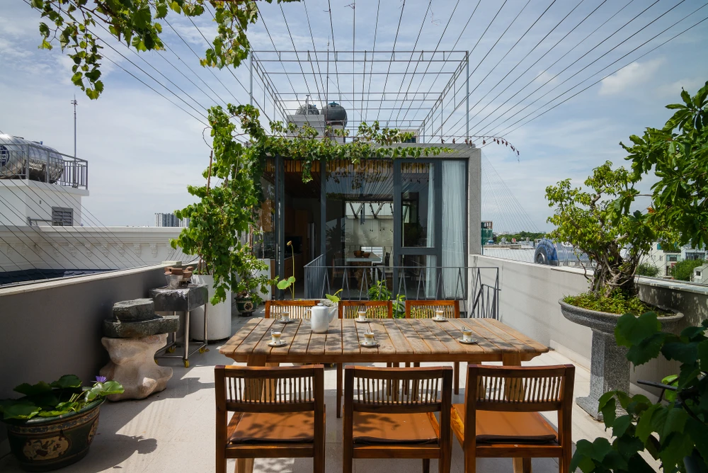 Sự kết nối này tạo một không gian sinh hoạt chung lớn dành cho những bữa tiệc cho gia đình ngắm hoàng hôn xuống.