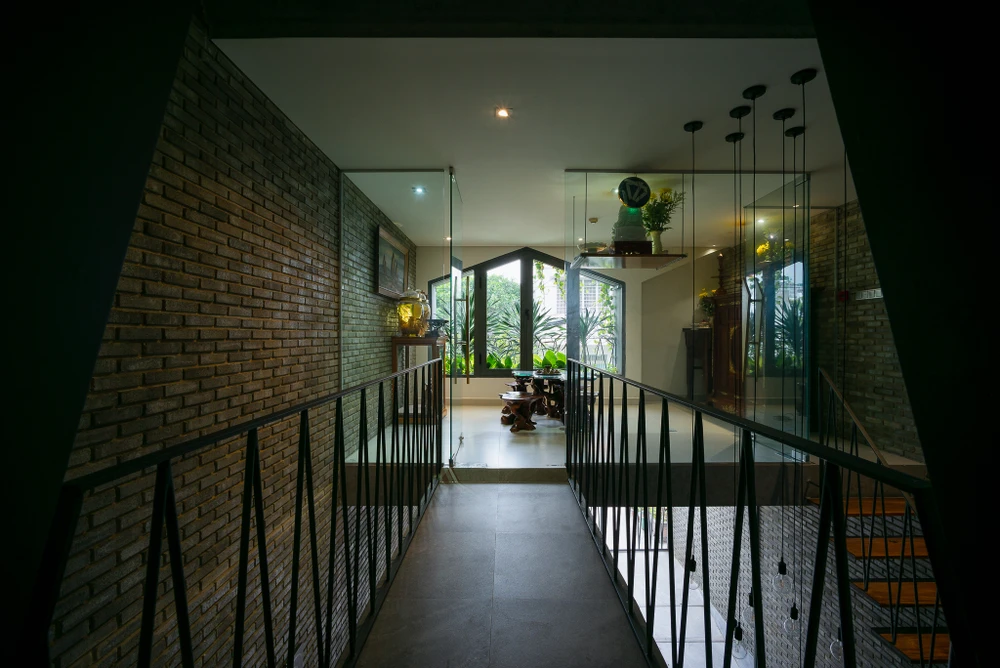 Công trình có năm tầng với hai công năng chính là không gian văn phòng làm việc và không gian nhà ở.