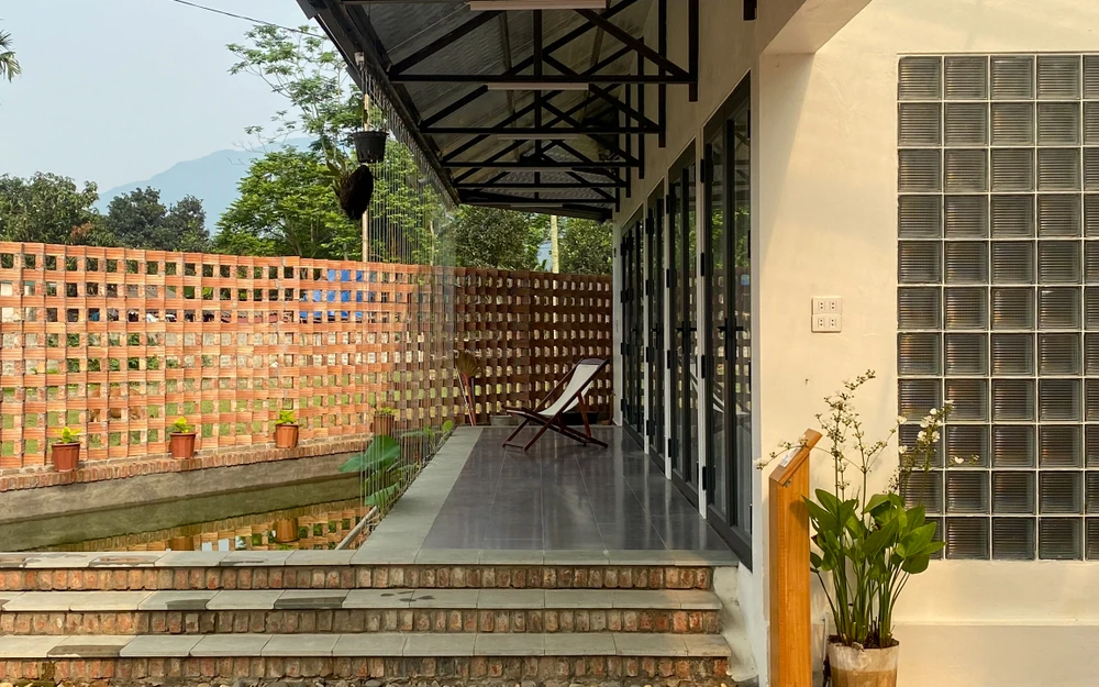 Phía trước nhà có ao để một lần nữa làm mát tự nhiên luồng gió thổi vào trong nhà.