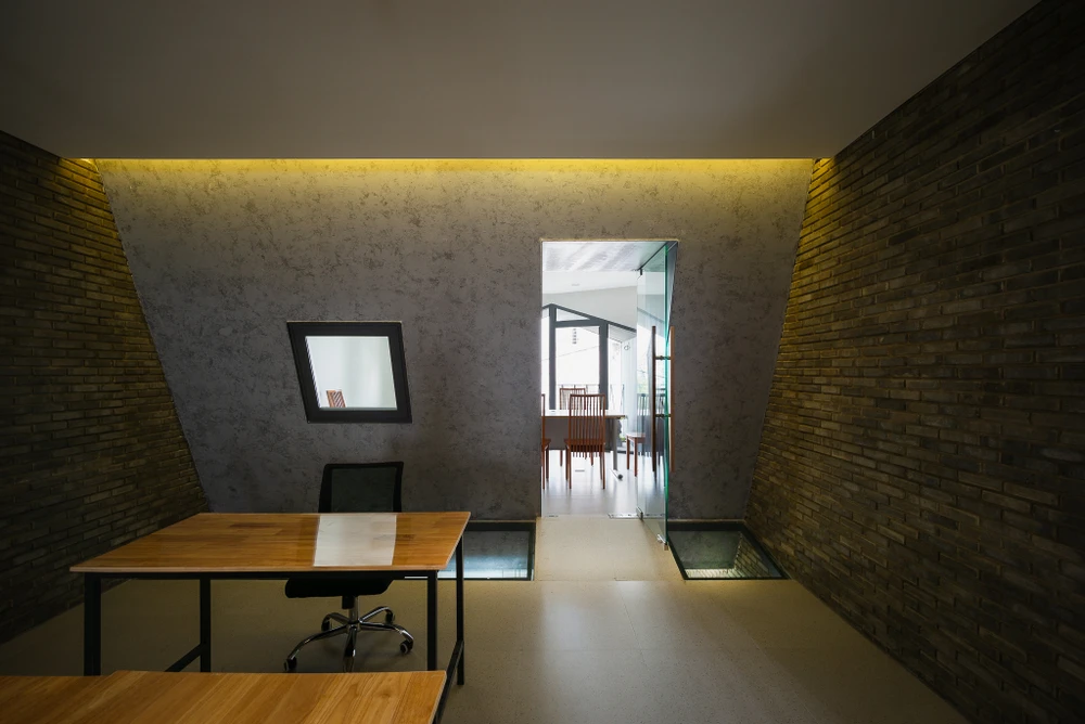 Việc hạn chế sử dụng ánh sáng mặt trời trực tiếp khiến cho không gian làm việc tránh mất tập trung.