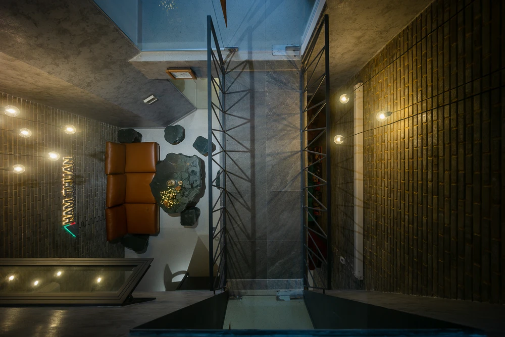 Kiến trúc sư cũng giảm việc sử dụng kính (vật liệu phổ biến khi thiết kế văn phòng) giúp tiết kiệm chi phí khi sử dụng máy điều hòa không khí.