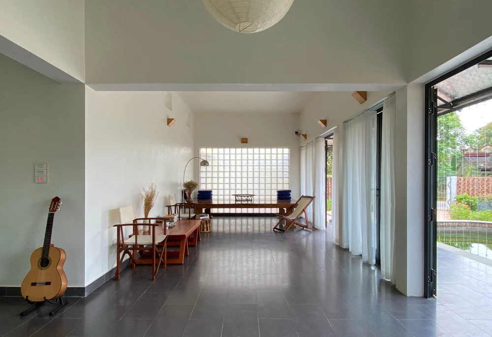 Ngôi nhà gồm bốn phòng ngủ, một phòng khách, một bếp và ba nhà vệ sinh. Tất cả các không gian đều có khoảng mở, tiếp xúc với sân vườn.