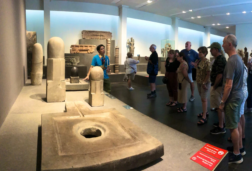 Du khách quốc tế tìm hiểu và tham quan bảo tàng tại TP.HCM.