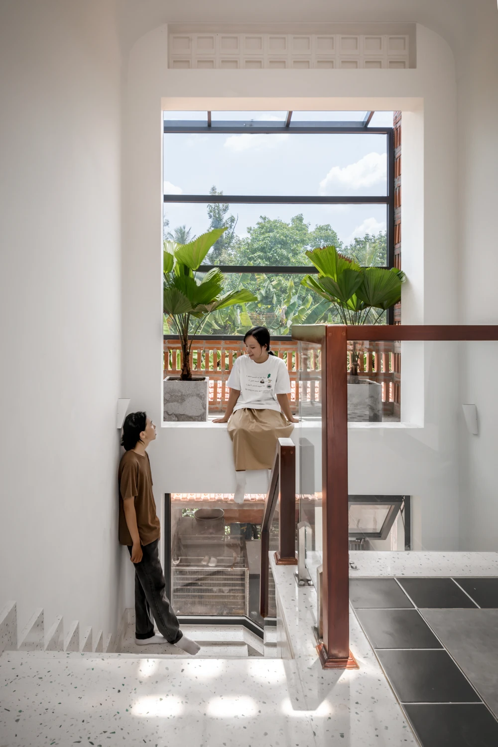 Từ đó, nguồn ánh sáng và gió tự nhiên cũng được bắt trọn và len lỏi đến từng khu vực.