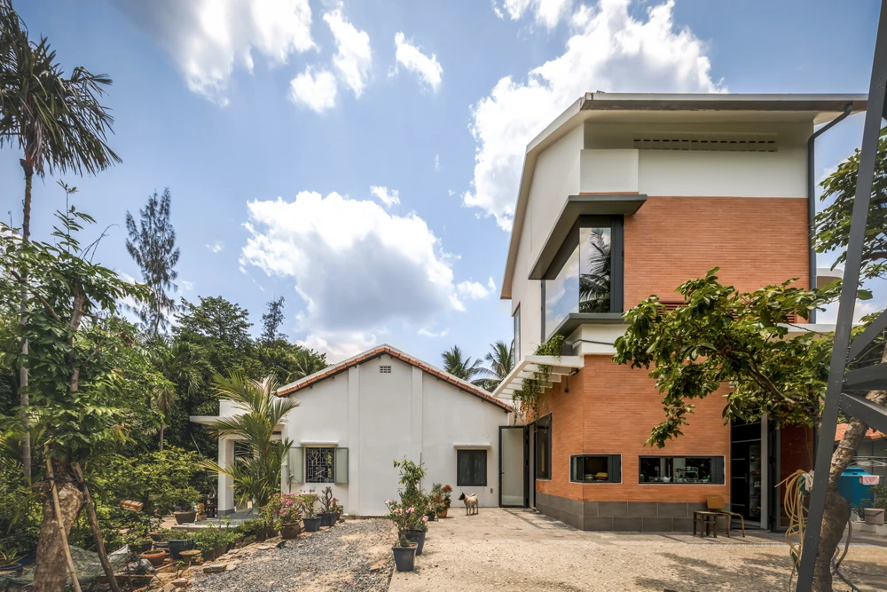 Mái ngói trầm mặc gợi lên ký ức quen thuộc, vẫn giữ được sự hài hòa về hình thức kiến trúc của những ngôi nhà lân cận.