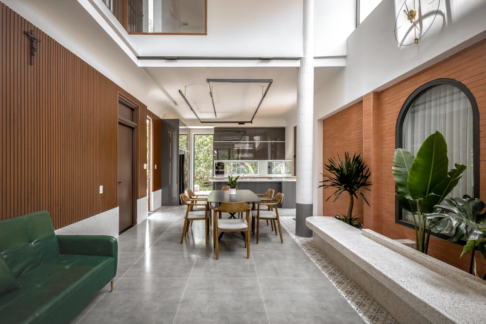 Từng viên gạch nung đỏ được sử dụng mang đến sự hồi sinh cho những giá trị truyền thống.