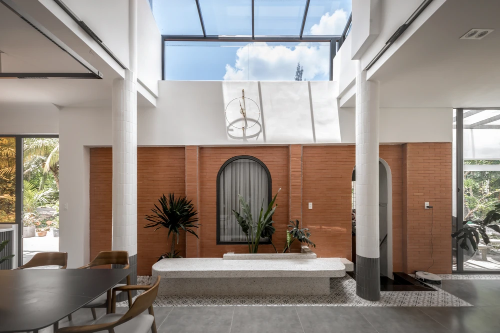 Mọi góc nhà đều có thể dễ dàng cảm nhận màu xanh của bầu trời và của cây cối, thông qua hệ thống kính được đặt ở vị trí phù hợp.