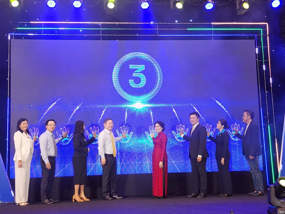 Lãnh đạo TP.HCM, UBND quận 1 và sở ngành, hiệp hội ẩm thực TP.HCM thực hiện nghi thức khai mạc.