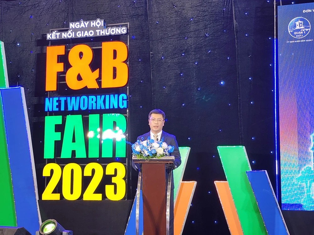 Ông Nguyễn Duy An, Phó Chủ tịch UBND quận 1 phát biểu tại lễ khai mạc ngày hội.