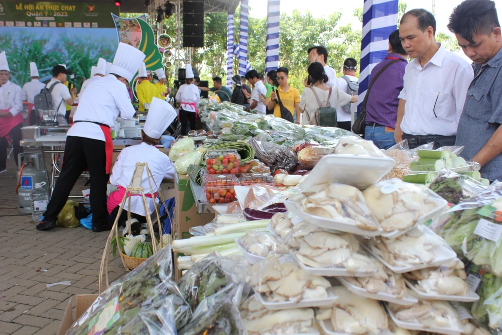 Sự kiện cũng góp phần đẩy mạnh thông điệp “Ăn sạch – Sống khỏe”, đưa khách tham quan thưởng thức các món ăn cổ truyền lẫn hiện đại.