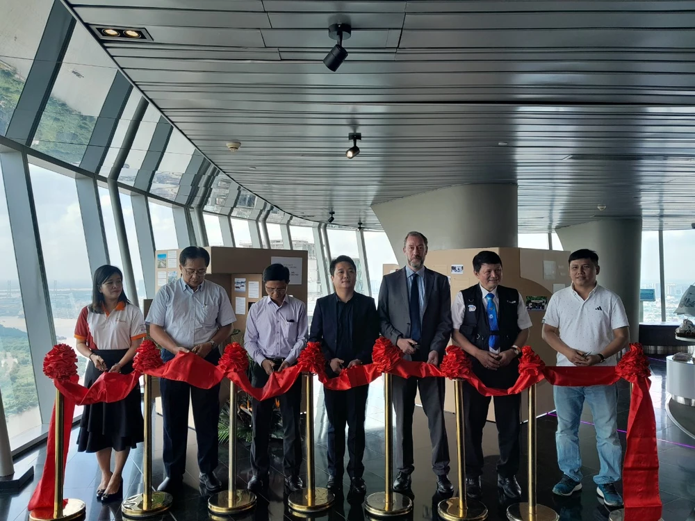 Lãnh đạo Sở Du lịch cùng các đơn vị cắt băng khai mạc triển lãm ảnh.