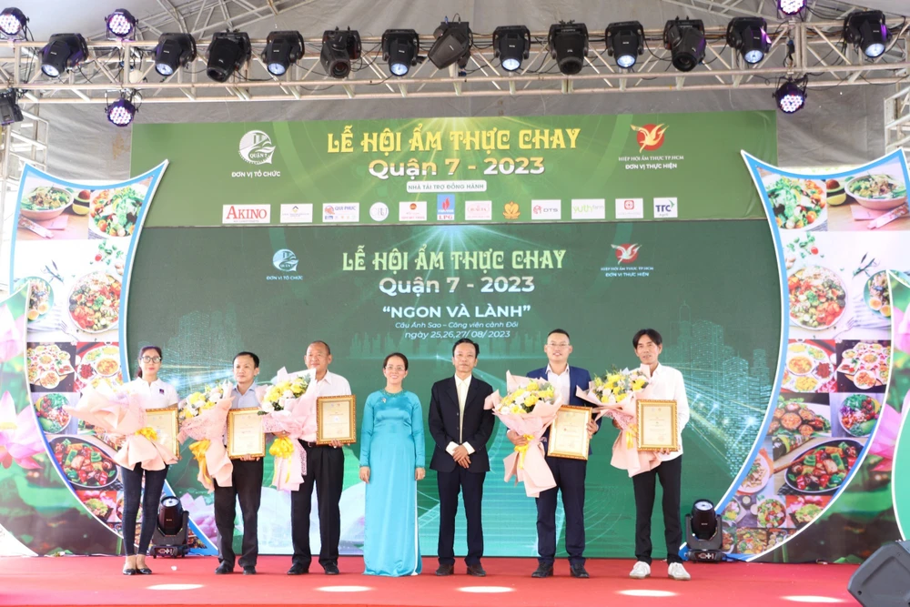 Lãnh đạo quận 7 và lãnh đạo hiệp hội ẩm thực tặng hoa doanh nghiệp đồng hành.