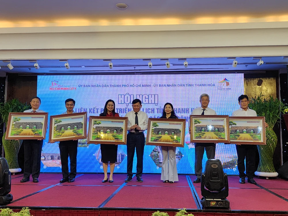 Lãnh đạo tỉnh Thanh Hóa tặng quà lưu niệm cho TP.HCM và các tỉnh Đông Nam Bộ.