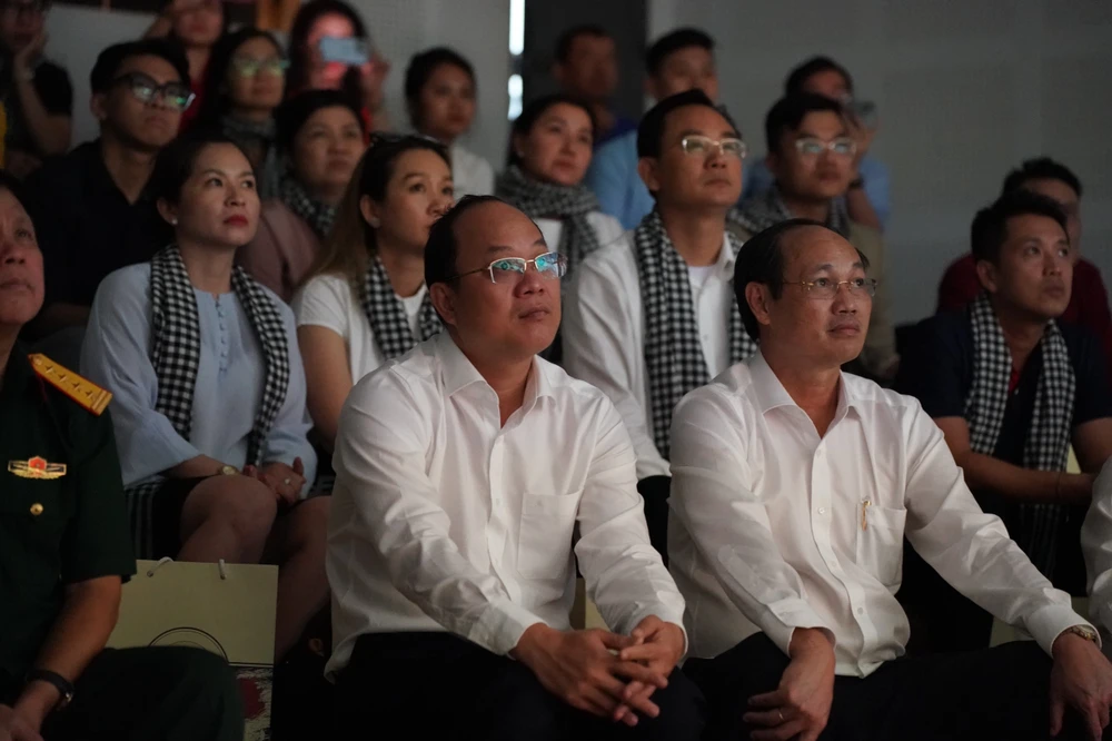 Ông Nguyễn Hồ Hải, Phó Bí thư Thành ủy TP.HCM và Trung tướng Nguyễn Văn Nam, Tư lệnh Bộ Tư lệnh TP.HCM tham dự chương trình tour. Ông Nguyễn Hồ Hải, Phó Bí thư Thành ủy TP.HCM và Trung tướng Nguyễn Văn Nam, Tư lệnh Bộ Tư lệnh TP.HCM tham dự chương trình tour.