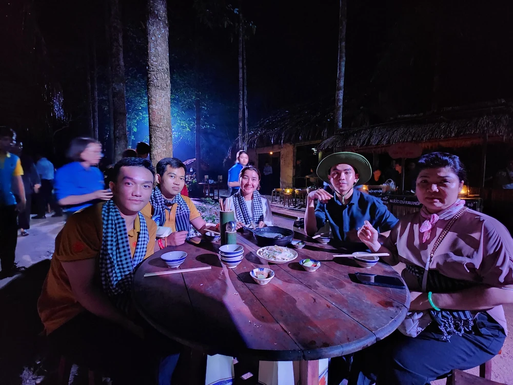 Đoàn tham quan thưởng thức cháo gà vào buổi họp chợ đêm. Đoàn tham quan thưởng thức cháo gà vào buổi họp chợ đêm.