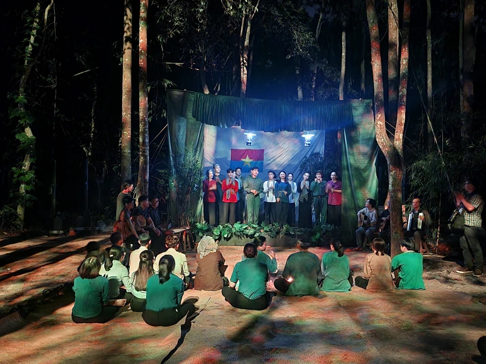 Những bài vọng cổ và chập cải lương với nội dung sâu lắng cùng sự thể hiện, lời ca chân chất, đơn giản. Những bài vọng cổ và chập cải lương với nội dung sâu lắng cùng sự thể hiện, lời ca chân chất, đơn giản.