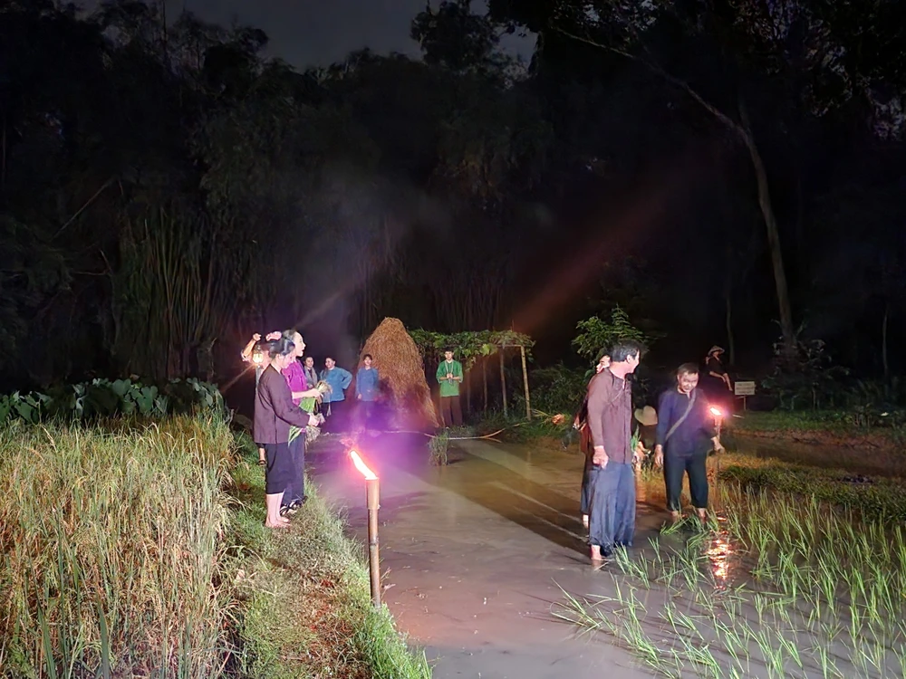 Thanh niên, trai, gái cùng du kích, bộ đội cấy lúa, hò đối đáp nhau dưới ánh trăng. Thanh niên, trai, gái cùng du kích, bộ đội cấy lúa, hò đối đáp nhau dưới ánh trăng.