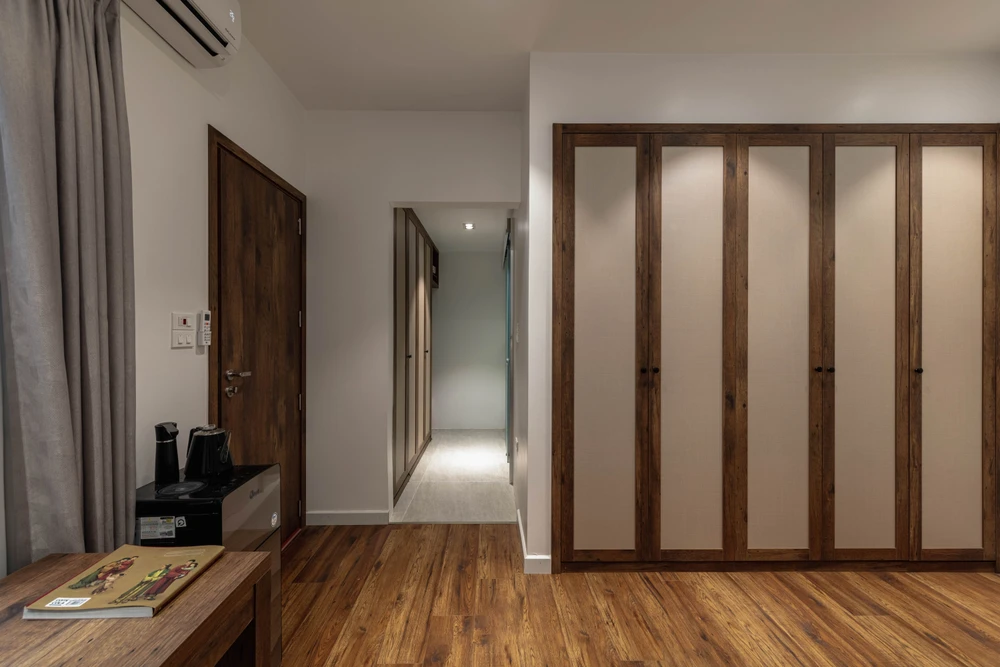 Kiến trúc sư bố trí hệ tủ âm sát tường khiến không gian sử dụng khác cho các thành viên rộng hơn.