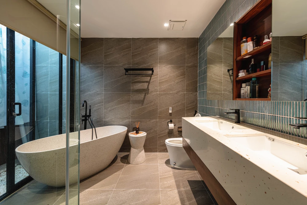 Phòng vệ sinh thiết kế đầy đủ tiện nghi.