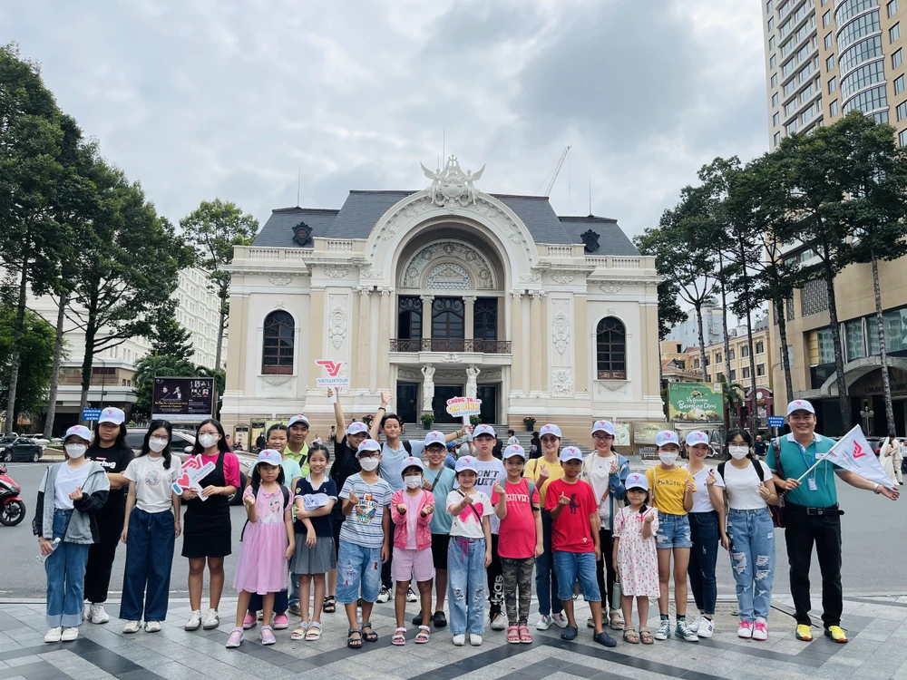 Công ty Lữ hành Vietluxtour tổ chức chương trình tour văn hoá – lịch sử BĐSG dành cho các em thiếu nhi. Đây là dịp để các em vừa vui chơi, thư giãn, vừa học tập kiến thức văn hoá, lịch sử ý nghĩa về TP.HCM và lịch sử.