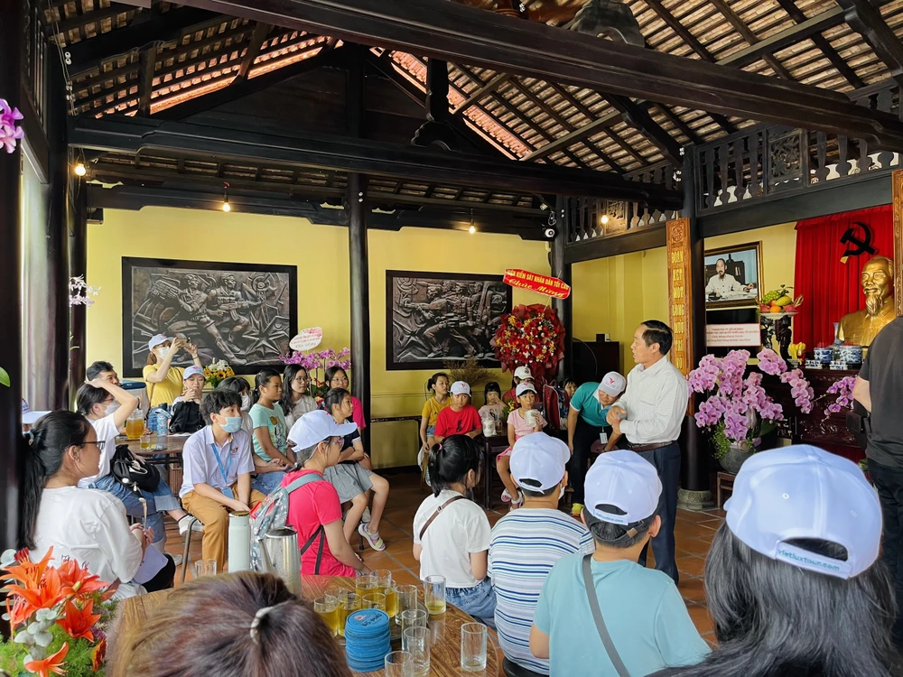 Trước khi tham quan Bảo tàng, các em được nghe những câu chuyện ghi dấu chiến công của các chiến sĩ BĐSG và câu chuyện về bảo tàng.