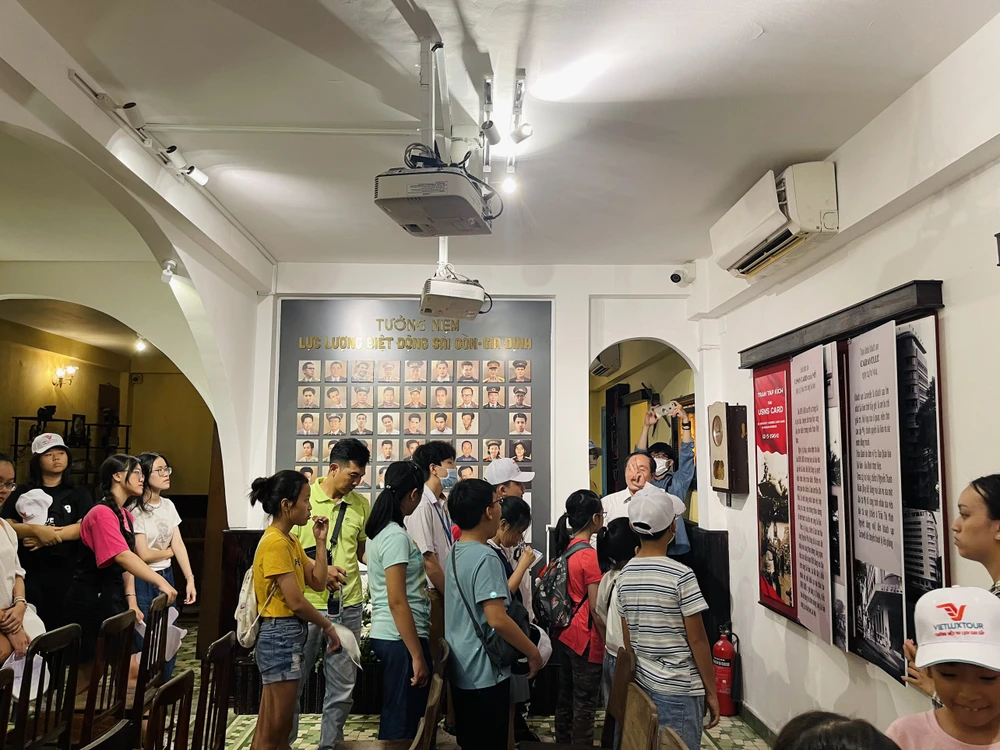 Các em thiếu nhi tìm hiểu lịch sử cũng như tận mắt chứng kiến những hiện vật trưng bày tại bảo tàng.