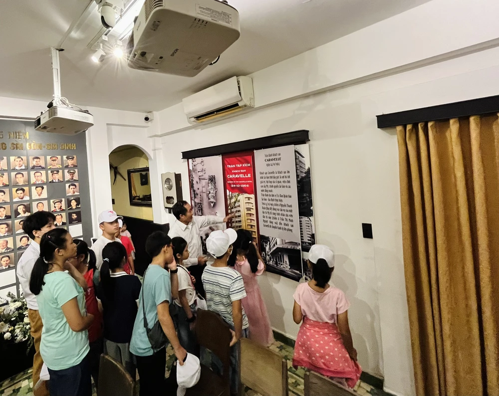 Bên cạnh đó, Lữ hành Vietluxtour còn còn thiết kế hơn 10 đường tour liên tuyến BĐSG nội, ngoại thành. Với chương trình đa dạng, từ nửa ngày đến ba ngày kết nối các điểm tham quan đến các tuyến Long An, Củ Chi, Cần Giờ, Tây Ninh, Bình Phước, Vũng Tàu…