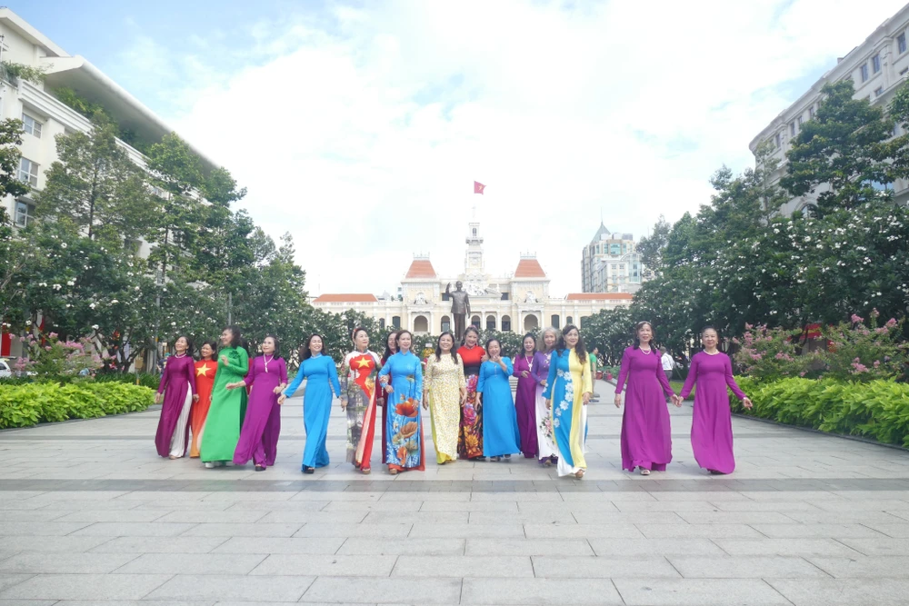 Nhân dịp lễ Quốc khánh, người dân diện trang phục áo dài tại phố đi bộ Nguyễn Huệ.