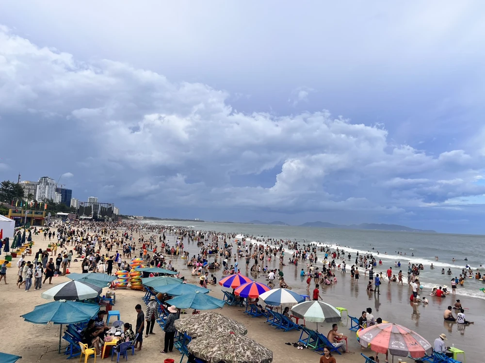Lượng khách đổ về biển Vũng Tàu tăng mạnh vào ngày 1-9.
