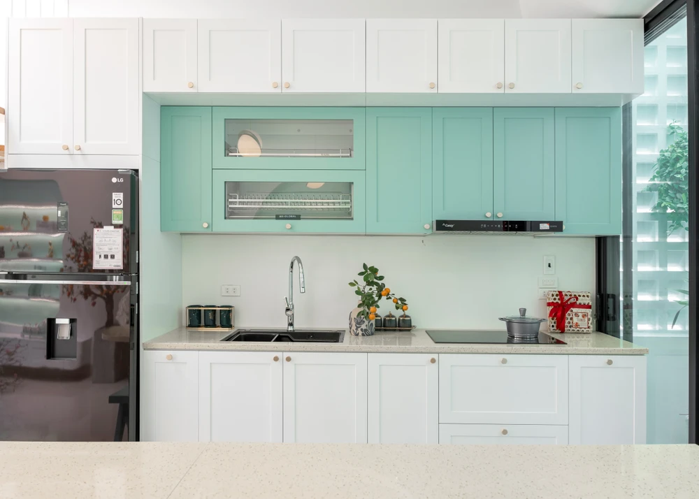 Góc nhìn từ bếp ra khách, tất cả mọi thứ, từ nét sơn trên tường, đến bàn, ghế, tay vịn cầu thang, bức tranh… mọi thứ đều được bố trí hợp lý.