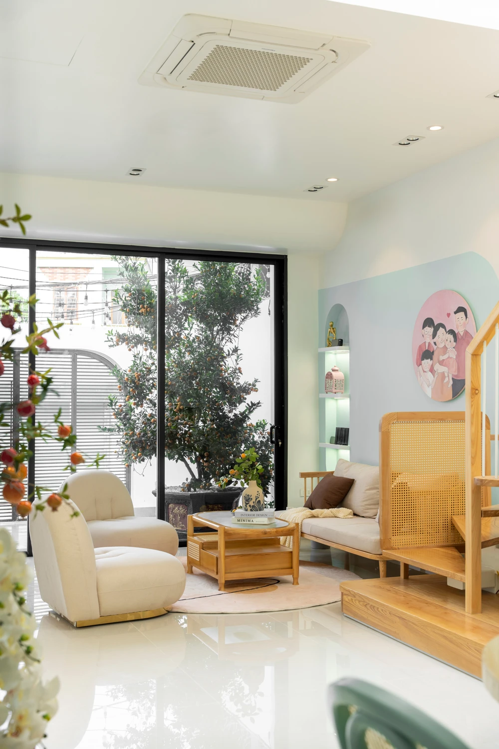 Tầng một treo tranh vẽ cả nhà, hồng hồng xinh xinh, đáng yêu nhưng không hề phô trương.