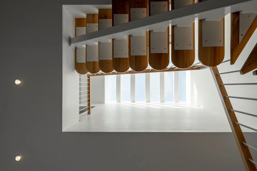 Các bậc cầu thang cũng được gọt tròn.