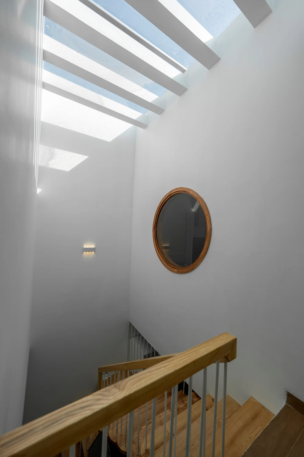 Tầng hai thì treo ảnh chụp cả nhà. Mỗi lần lên tầng là lại nhìn thấy ảnh kỷ niệm, lúc nào cũng thấy yêu thương ngập tràn.