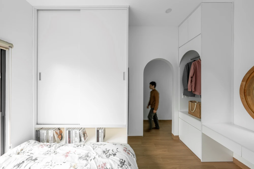 Hệ tủ treo đồ, để túi xách, chìa khóa kết hợp bàn làm việc, bàn trang điểm trông đơn giản nhưng tiện dụng.