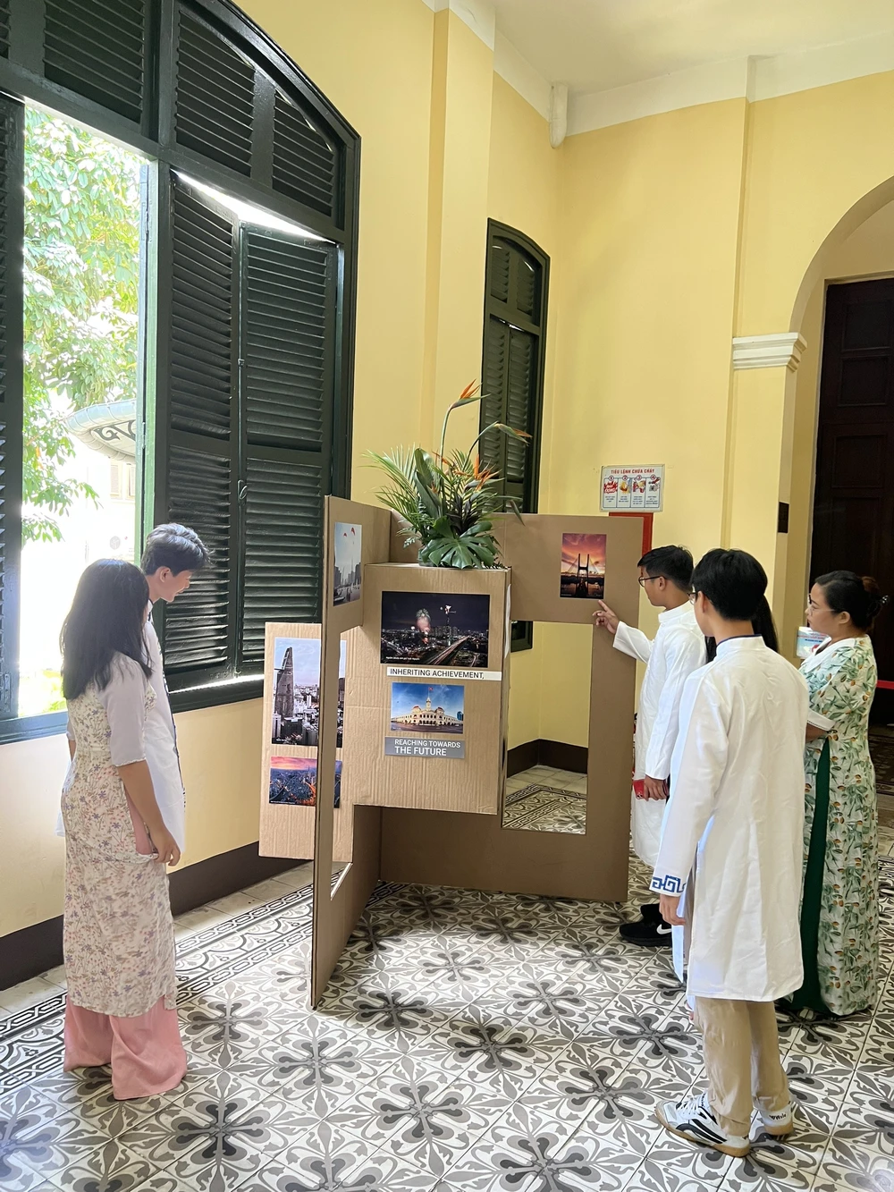 Du khách tham quan các thiết kế quà lưu niệm du lịch TP năm 2023 và gần 100 loại ấn phẩm quảng bá du lịch.