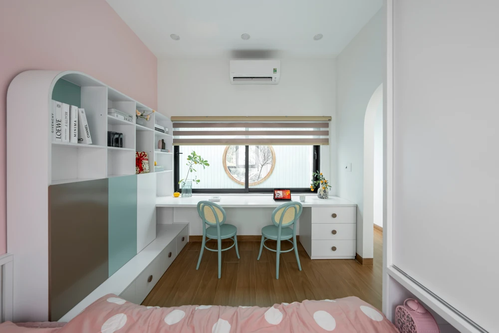 Bàn học bố trí trong phòng ngủ rộng rãi thoải mái cho hai người ngồi.