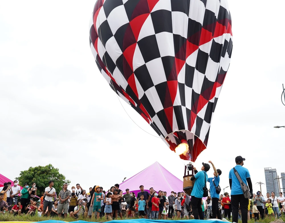 Thời gian thả khinh khí cầu vào 6 giờ đến 9 giờ và từ 16 giờ 30 phút đến 18 giờ 30 phút hai ngày 2 và 3-9. Riêng thời gian 19 giờ đến 21 giờ mỗi ngày là đêm hoa đăng khinh khí cầu.