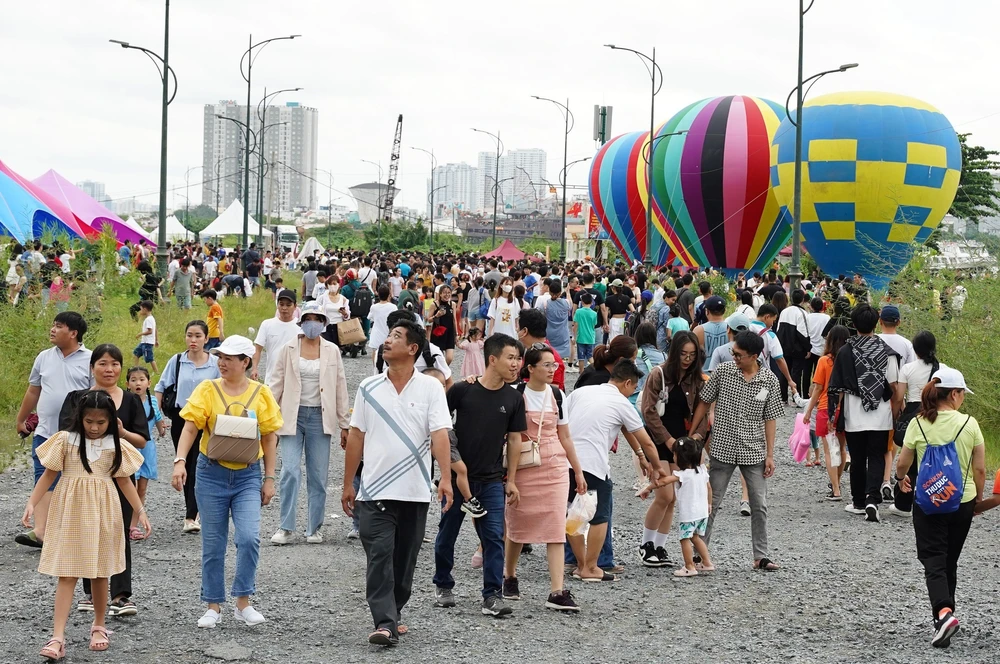 Từ sáng sớm đến chiều muộn ngày 2-9, người dân TP.HCM nườm nượp đến xem màn trình diễn thả khinh khí cầu tại TP Thủ Đức.