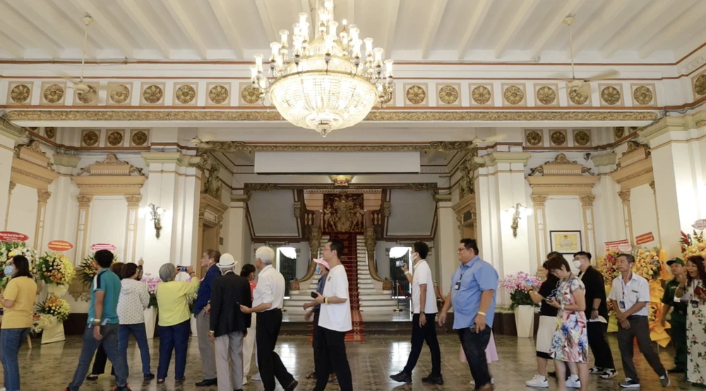 Đoàn khách tham quan trụ sở HĐND và UBND TP.HCM sáng ngày 2-9.